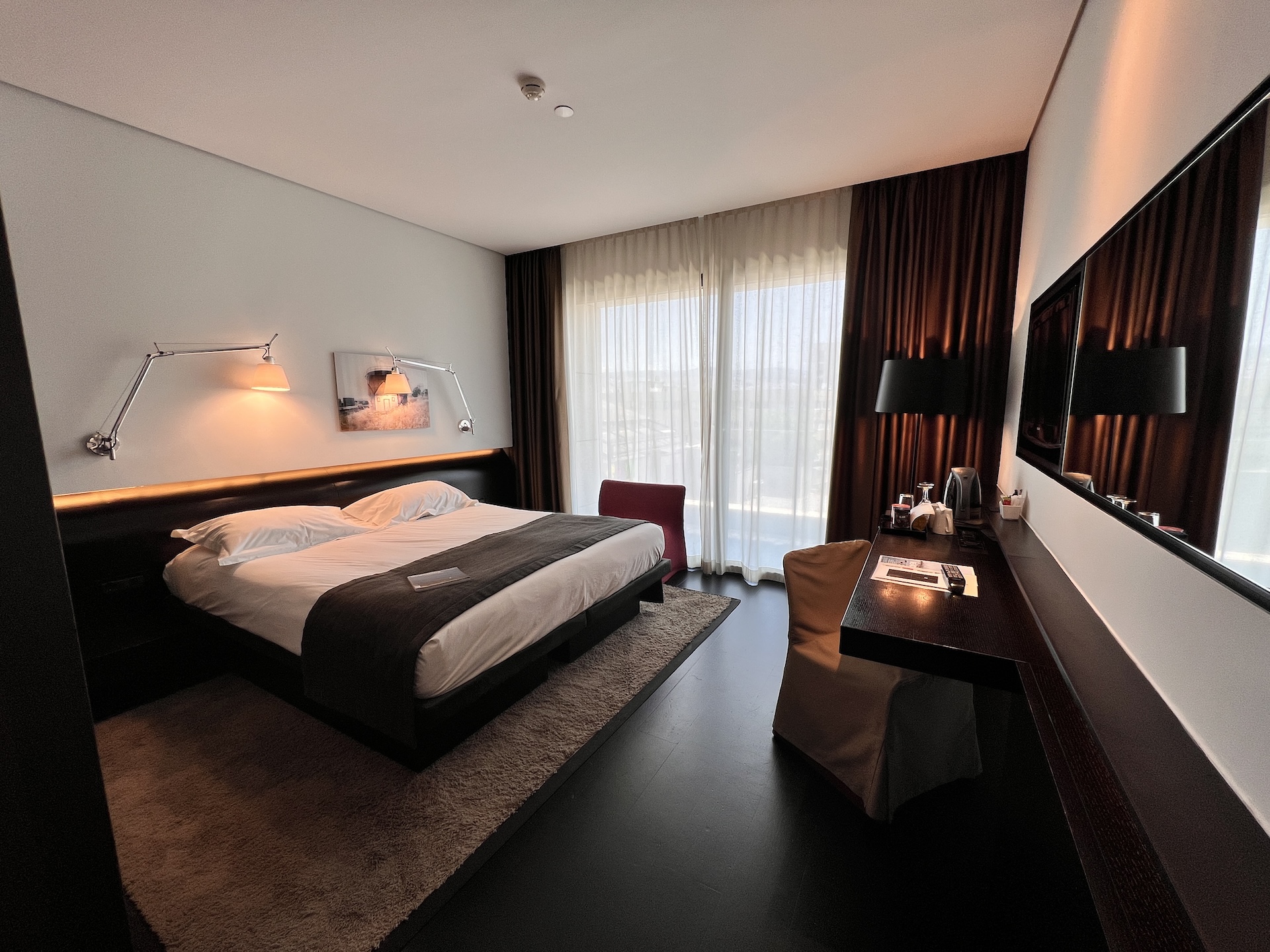 The Met Hotel Thessaloniki - Deluxe Room Bedroom