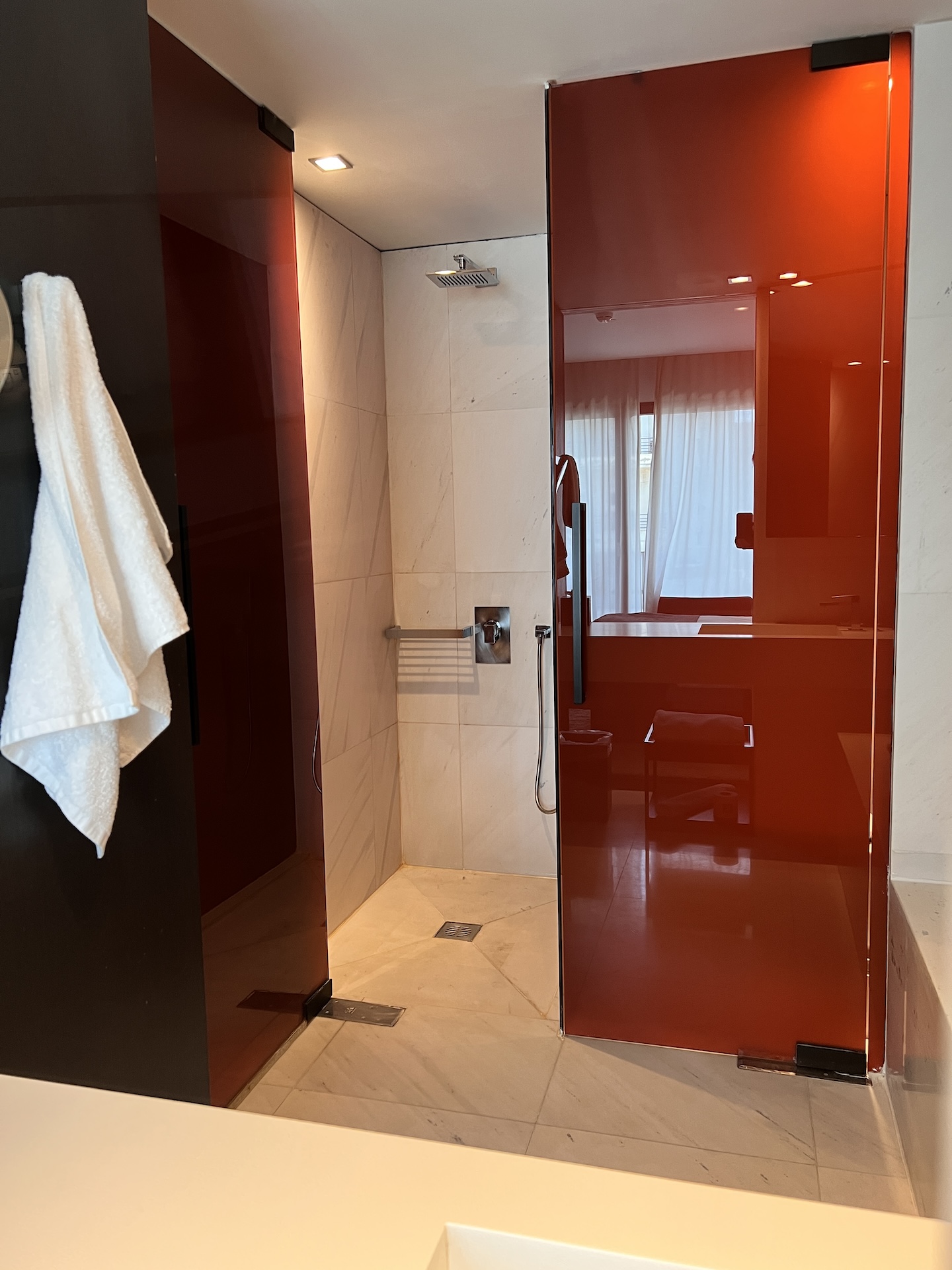 The Met Hotel Thessaloniki - Deluxe Room Shower