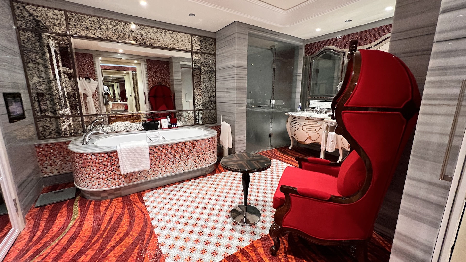 The Reverie Saigon - Romance Suite Bathroom
