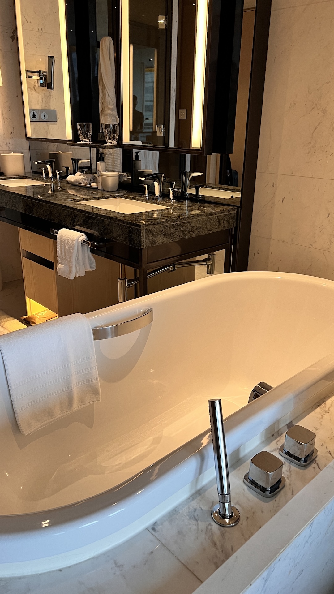 Four Seasons Seoul - Bathroom