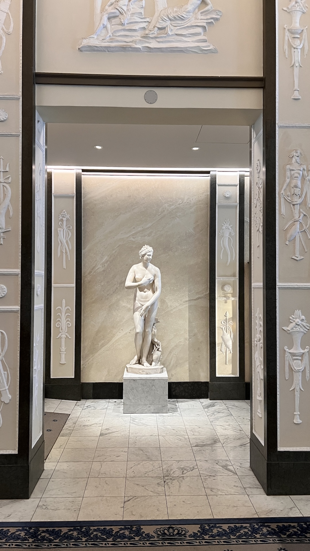 Grand Hotel Stockholm - Lobby Statue